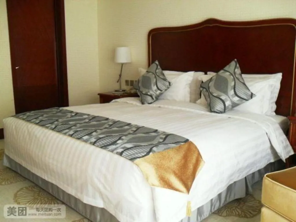 Bed in Jinjiang Hotel Qianan