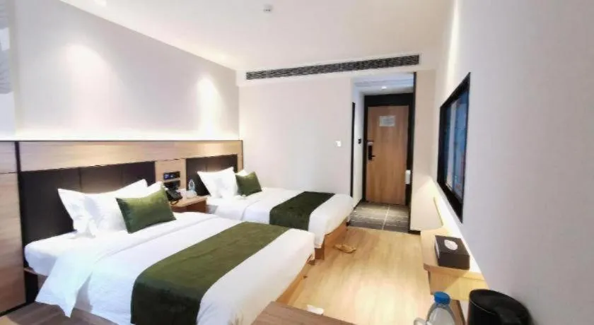 Bed in Green Tree Inn Express Shanghai Bund Yuyuan Xiaonanmen Metro Station