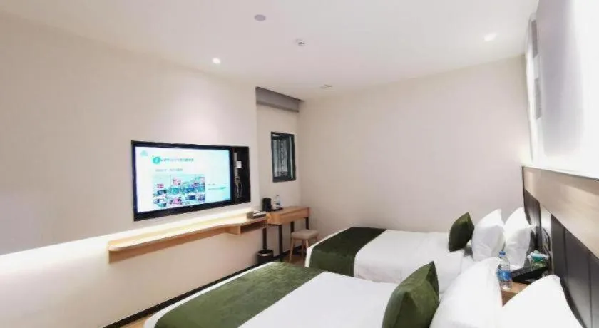 Bed in Green Tree Inn Express Shanghai Bund Yuyuan Xiaonanmen Metro Station