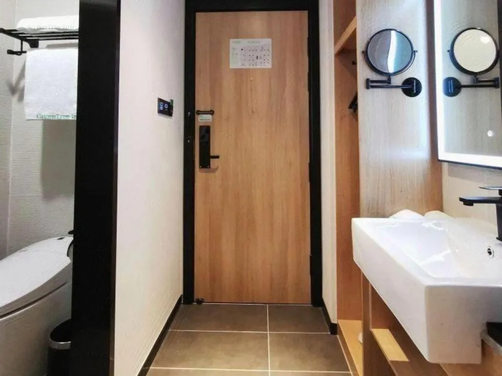 Green Tree Inn Express Shanghai Bund Yuyuan Xiaonanmen Metro Station