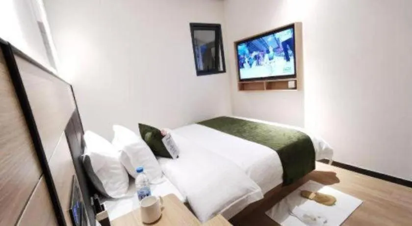 Bed in Green Tree Inn Express Shanghai Bund Yuyuan Xiaonanmen Metro Station