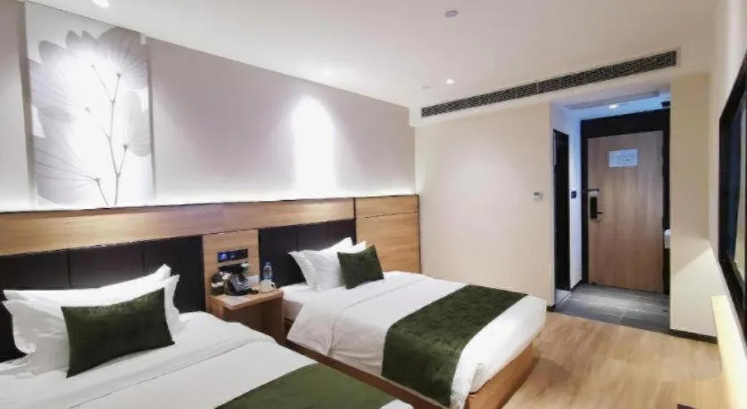 Bed in Green Tree Inn Express Shanghai Bund Yuyuan Xiaonanmen Metro Station