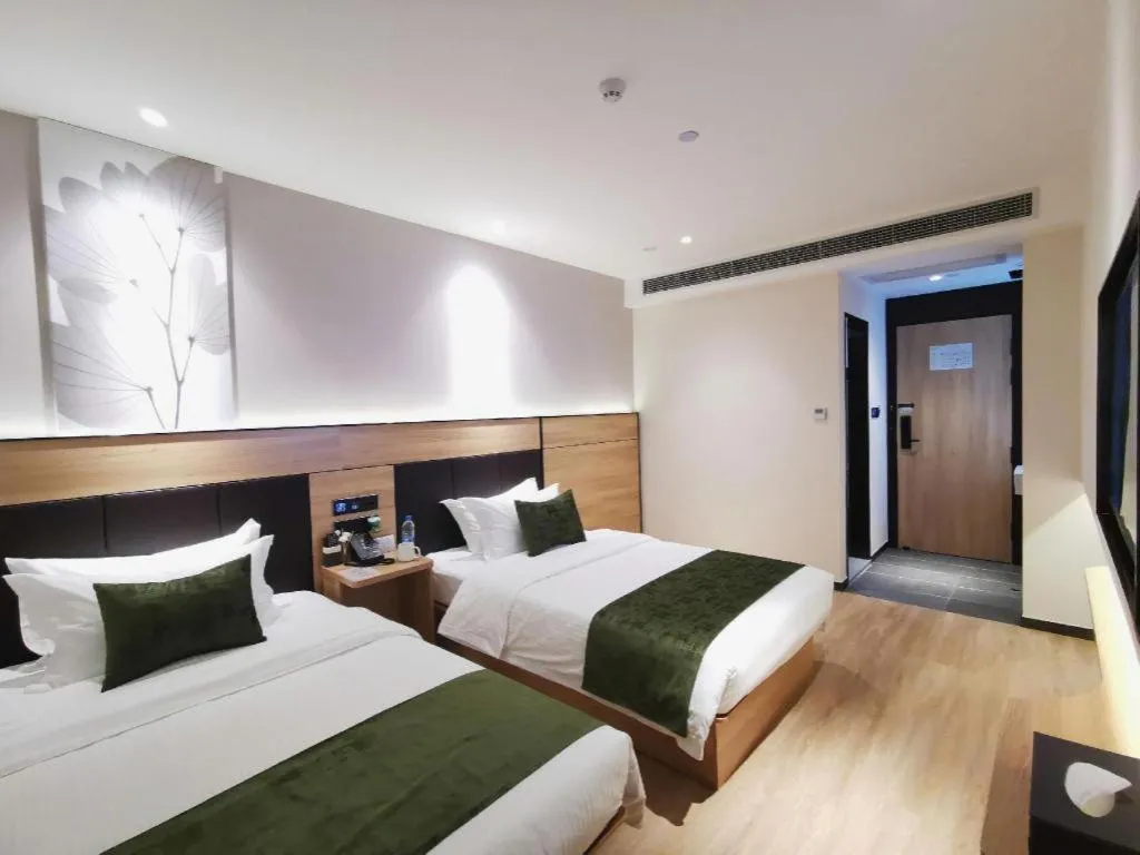 Bed in Green Tree Inn Express Shanghai Bund Yuyuan Xiaonanmen Metro Station