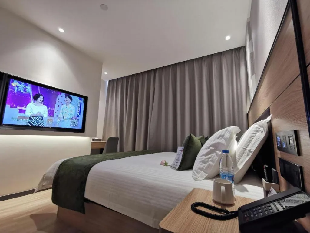 Bed in Green Tree Inn Express Shanghai Bund Yuyuan Xiaonanmen Metro Station