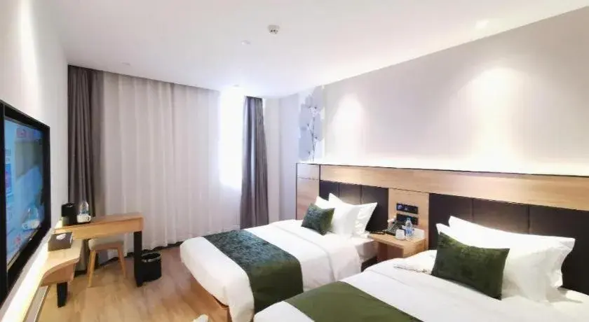 Bed in Green Tree Inn Express Shanghai Bund Yuyuan Xiaonanmen Metro Station Bed in Green Tree Inn Express Shanghai Bund Yuyuan Xiaonanmen Metro Station