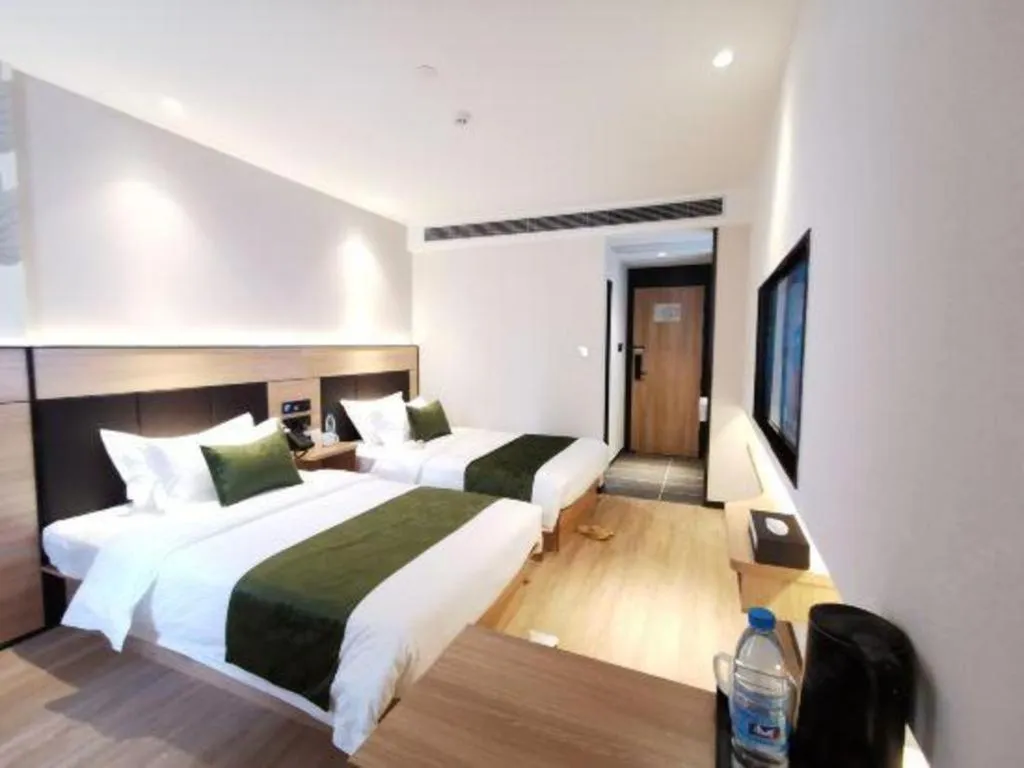 Bed in Green Tree Inn Express Shanghai Bund Yuyuan Xiaonanmen Metro Station