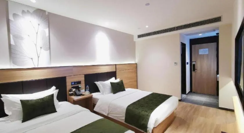 Bed in Green Tree Inn Express Shanghai Bund Yuyuan Xiaonanmen Metro Station