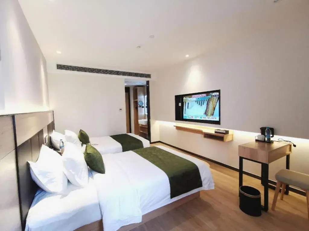 Bed in Green Tree Inn Express Shanghai Bund Yuyuan Xiaonanmen Metro Station Bed in Green Tree Inn Express Shanghai Bund Yuyuan Xiaonanmen Metro Station