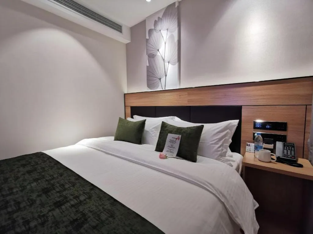 Bed in Green Tree Inn Express Shanghai Bund Yuyuan Xiaonanmen Metro Station