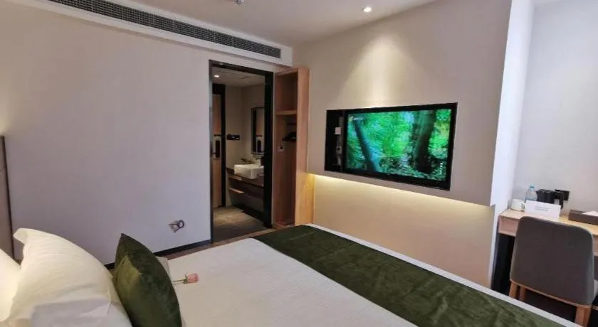 Bed in Green Tree Inn Express Shanghai Bund Yuyuan Xiaonanmen Metro Station