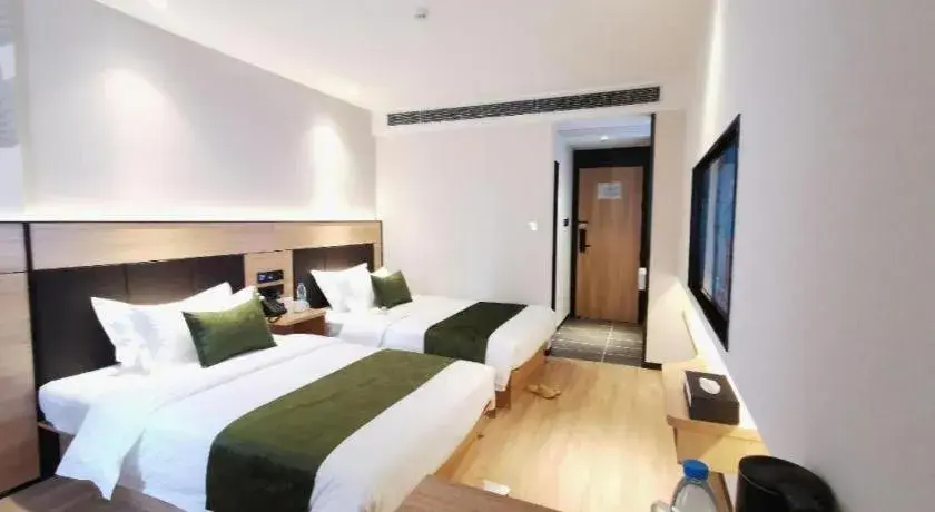 Bed in Green Tree Inn Express Shanghai Bund Yuyuan Xiaonanmen Metro Station Bed in Green Tree Inn Express Shanghai Bund Yuyuan Xiaonanmen Metro Station