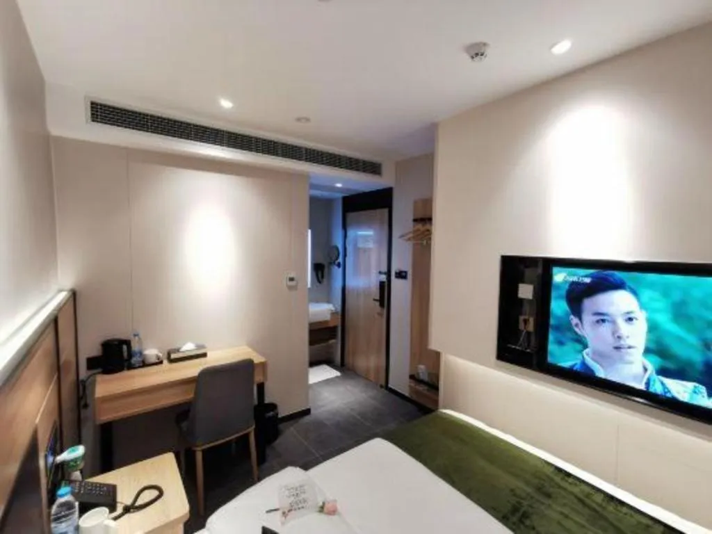 Bed in Green Tree Inn Express Shanghai Bund Yuyuan Xiaonanmen Metro Station