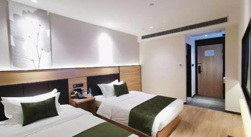 Bed in Green Tree Inn Express Shanghai Bund Yuyuan Xiaonanmen Metro Station