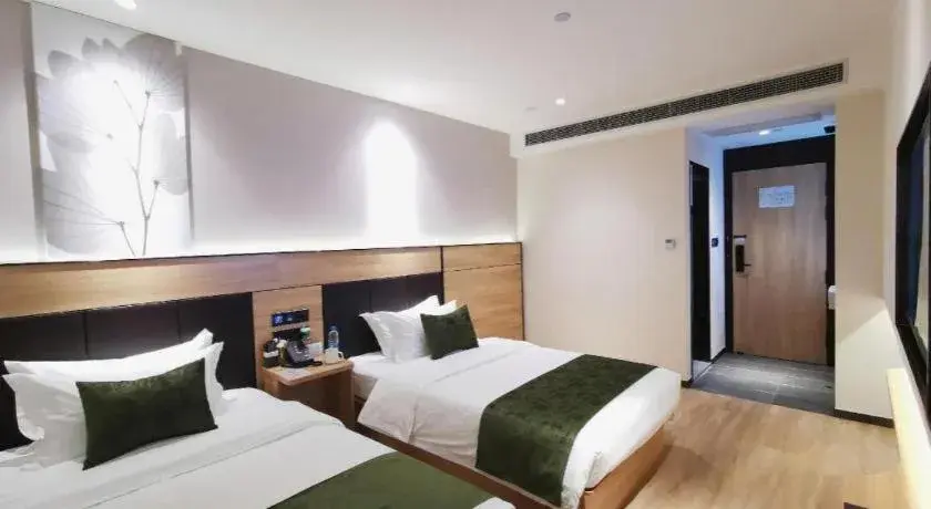 Bed in Green Tree Inn Express Shanghai Bund Yuyuan Xiaonanmen Metro Station Bed in Green Tree Inn Express Shanghai Bund Yuyuan Xiaonanmen Metro Station