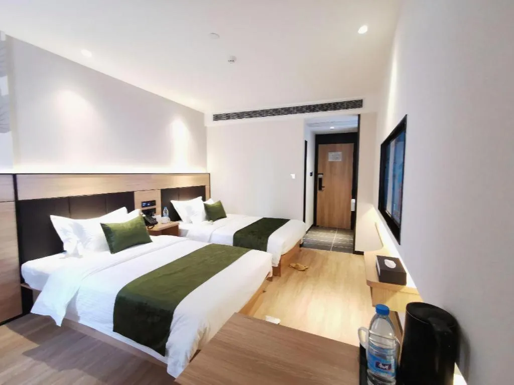 Bed in Green Tree Inn Express Shanghai Bund Yuyuan Xiaonanmen Metro Station