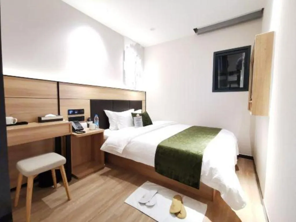 Bed in Green Tree Inn Express Shanghai Bund Yuyuan Xiaonanmen Metro Station