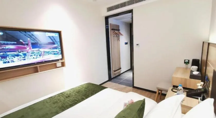 Bed in Green Tree Inn Express Shanghai Bund Yuyuan Xiaonanmen Metro Station