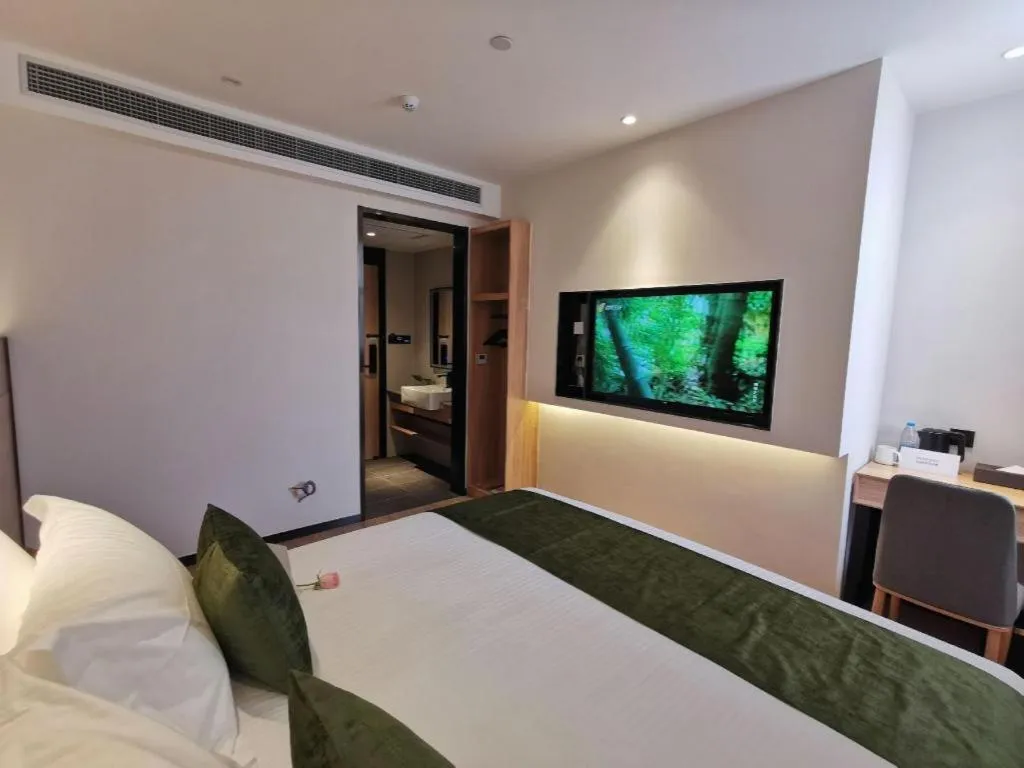 Bed in Green Tree Inn Express Shanghai Bund Yuyuan Xiaonanmen Metro Station