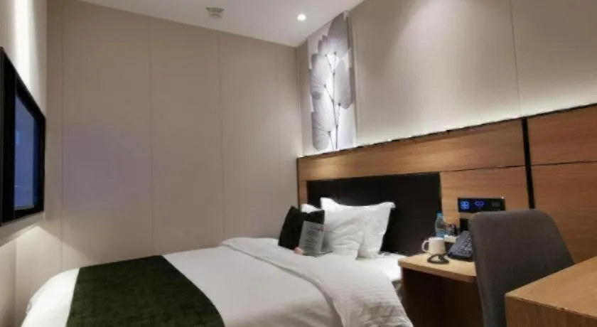 Bed in Green Tree Inn Express Shanghai Bund Yuyuan Xiaonanmen Metro Station