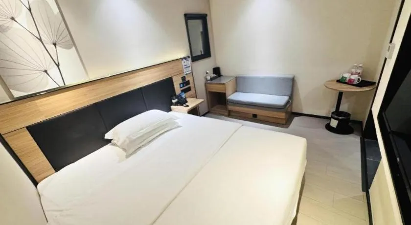 Bed in Green Tree Inn Express Shanghai Bund Yuyuan Xiaonanmen Metro Station