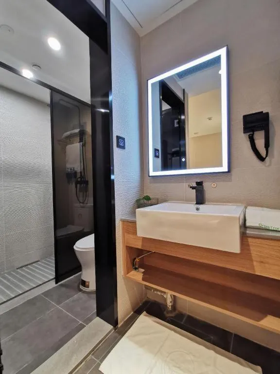 Green Tree Inn Express Shanghai Bund Yuyuan Xiaonanmen Metro Station