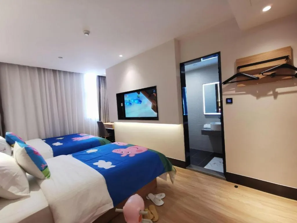 Bed in Green Tree Inn Express Shanghai Bund Yuyuan Xiaonanmen Metro Station