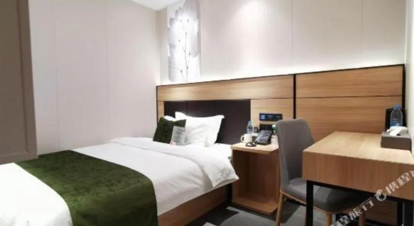 Bed in Green Tree Inn Express Shanghai Bund Yuyuan Xiaonanmen Metro Station