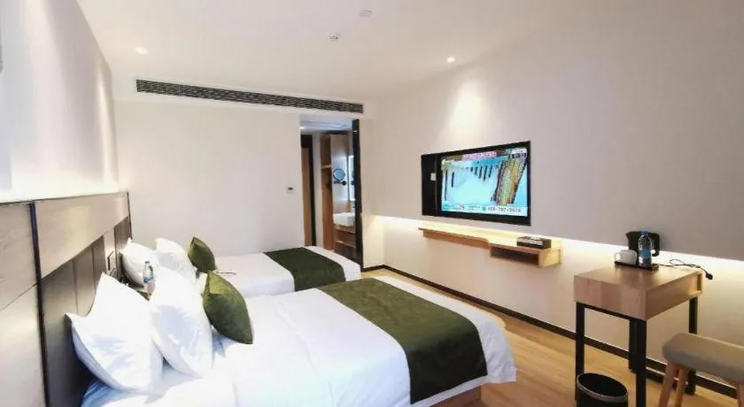 Bed in Green Tree Inn Express Shanghai Bund Yuyuan Xiaonanmen Metro Station