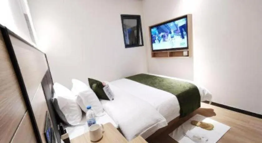 Bed in Green Tree Inn Express Shanghai Bund Yuyuan Xiaonanmen Metro Station