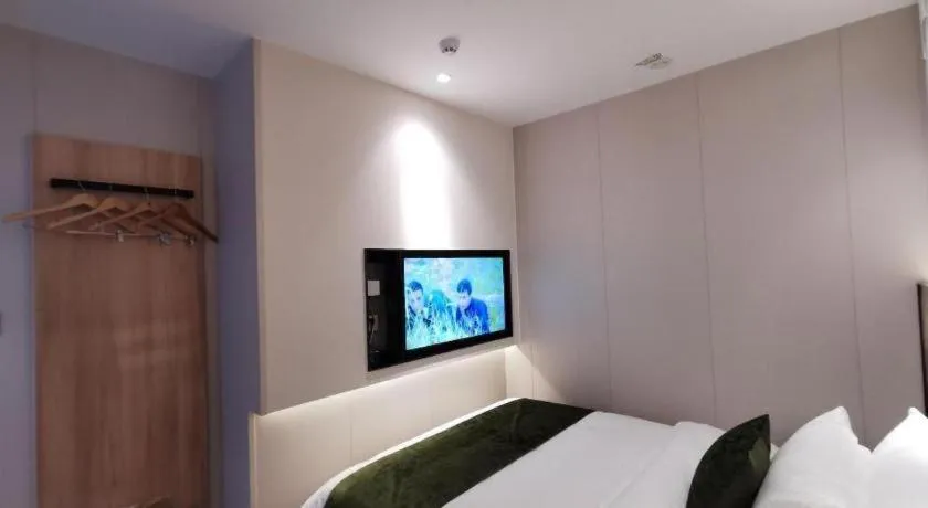 Bed in Green Tree Inn Express Shanghai Bund Yuyuan Xiaonanmen Metro Station