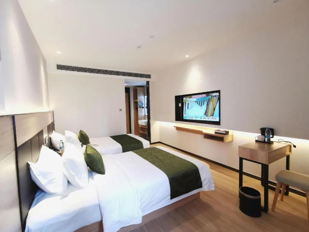 Bed in Green Tree Inn Express Shanghai Bund Yuyuan Xiaonanmen Metro Station