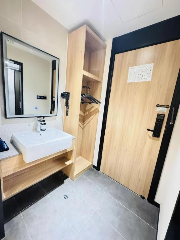 Bed in Green Tree Inn Express Shanghai Bund Yuyuan Xiaonanmen Metro Station