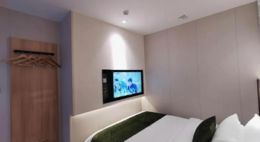 Bed in Green Tree Inn Express Shanghai Bund Yuyuan Xiaonanmen Metro Station