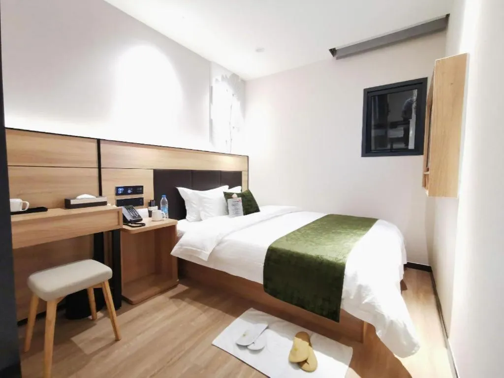 Bed in Green Tree Inn Express Shanghai Bund Yuyuan Xiaonanmen Metro Station