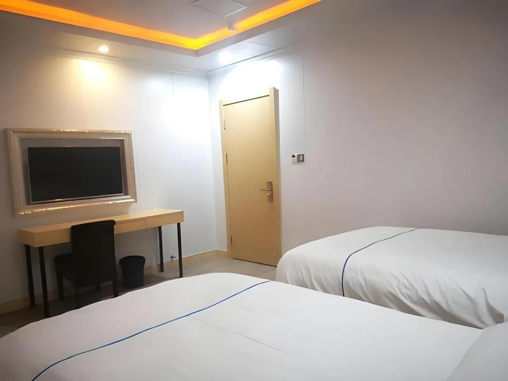 Bed in GreenTree Inn Express Shanghai Baoshan District Youyi Road Metro Station