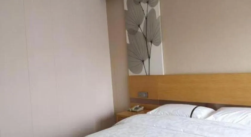 Bed in GreenTree Inn Express Shanghai Baoshan District Youyi Road Metro Station