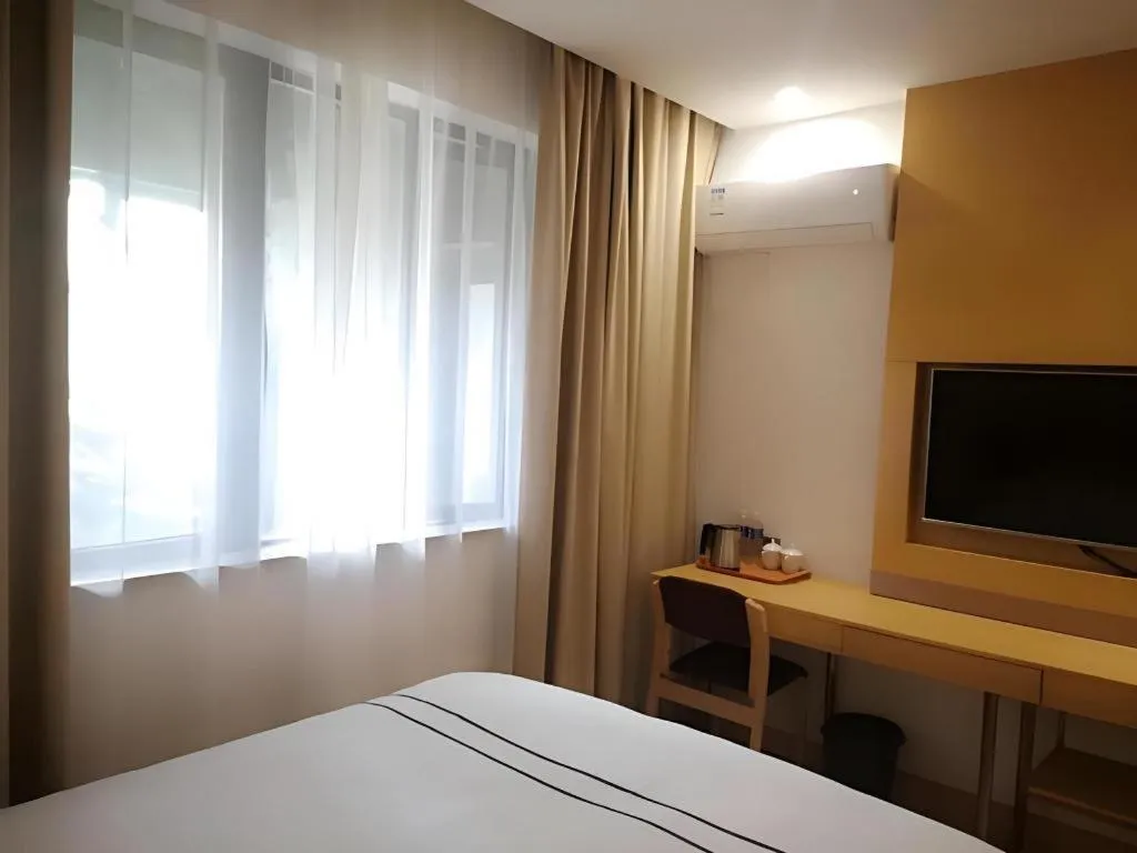 Bed in GreenTree Inn Express Shanghai Baoshan District Youyi Road Metro Station