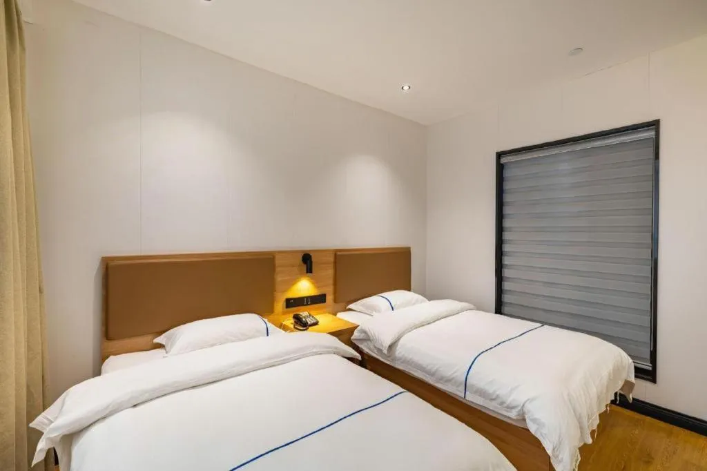Bed in GreenTree Inn Express Shanghai Baoshan District Youyi Road Metro Station