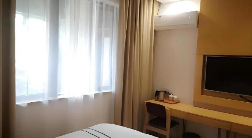 Bed in GreenTree Inn Express Shanghai Baoshan District Youyi Road Metro Station