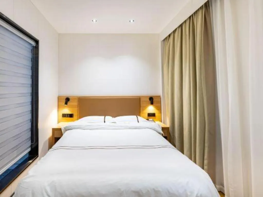 Bed in GreenTree Inn Express Shanghai Baoshan District Youyi Road Metro Station