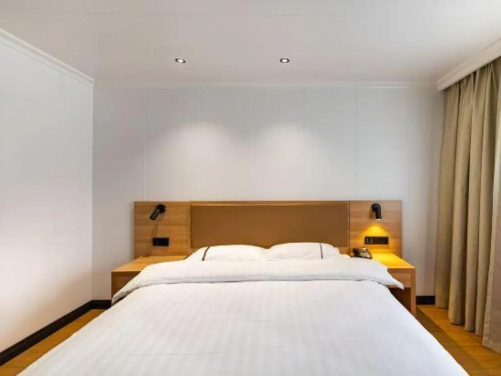 Bed in GreenTree Inn Express Shanghai Baoshan District Youyi Road Metro Station