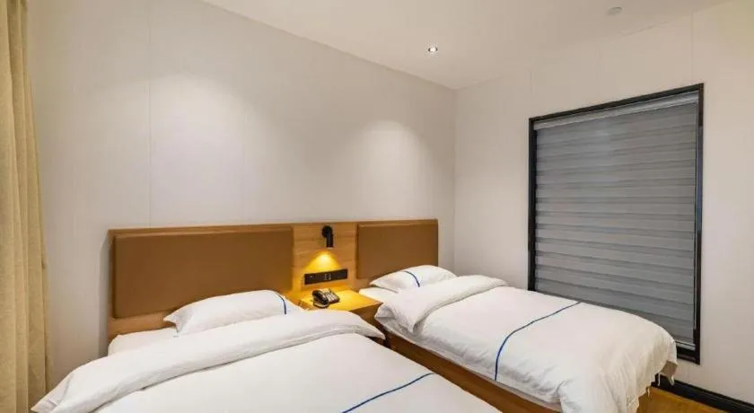 Bed in GreenTree Inn Express Shanghai Baoshan District Youyi Road Metro Station