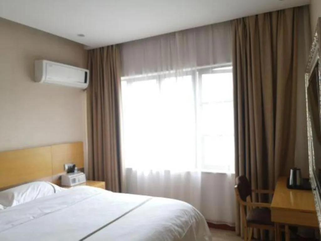 Bed in GreenTree Inn Express Shanghai Baoshan District Youyi Road Metro Station