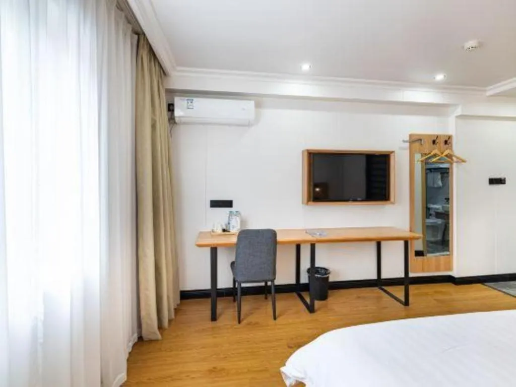 Bed in GreenTree Inn Express Shanghai Baoshan District Youyi Road Metro Station