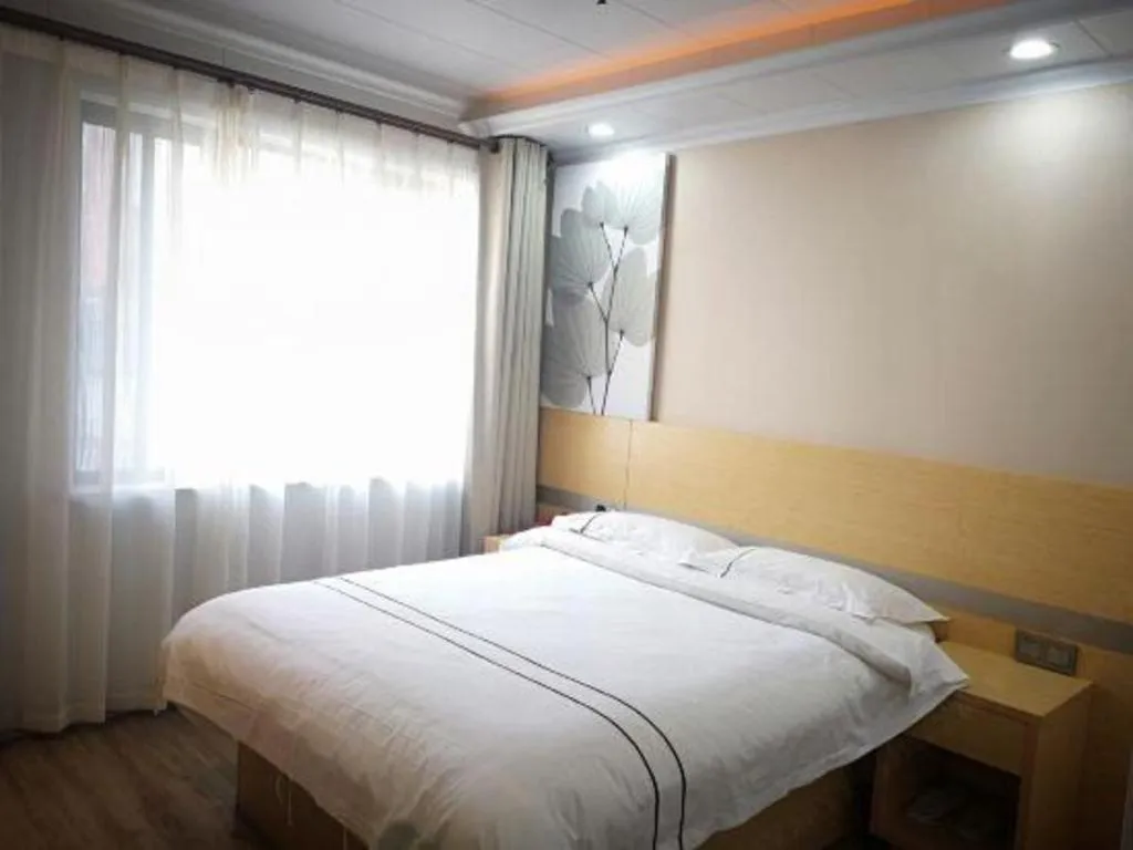 Bed in GreenTree Inn Express Shanghai Baoshan District Youyi Road Metro Station