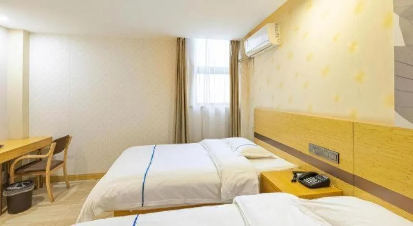 Bed in GreenTree Inn Express Shanghai Baoshan District Youyi Road Metro Station