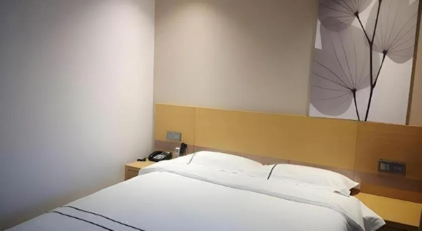 Bed in GreenTree Inn Express Shanghai Baoshan District Youyi Road Metro Station