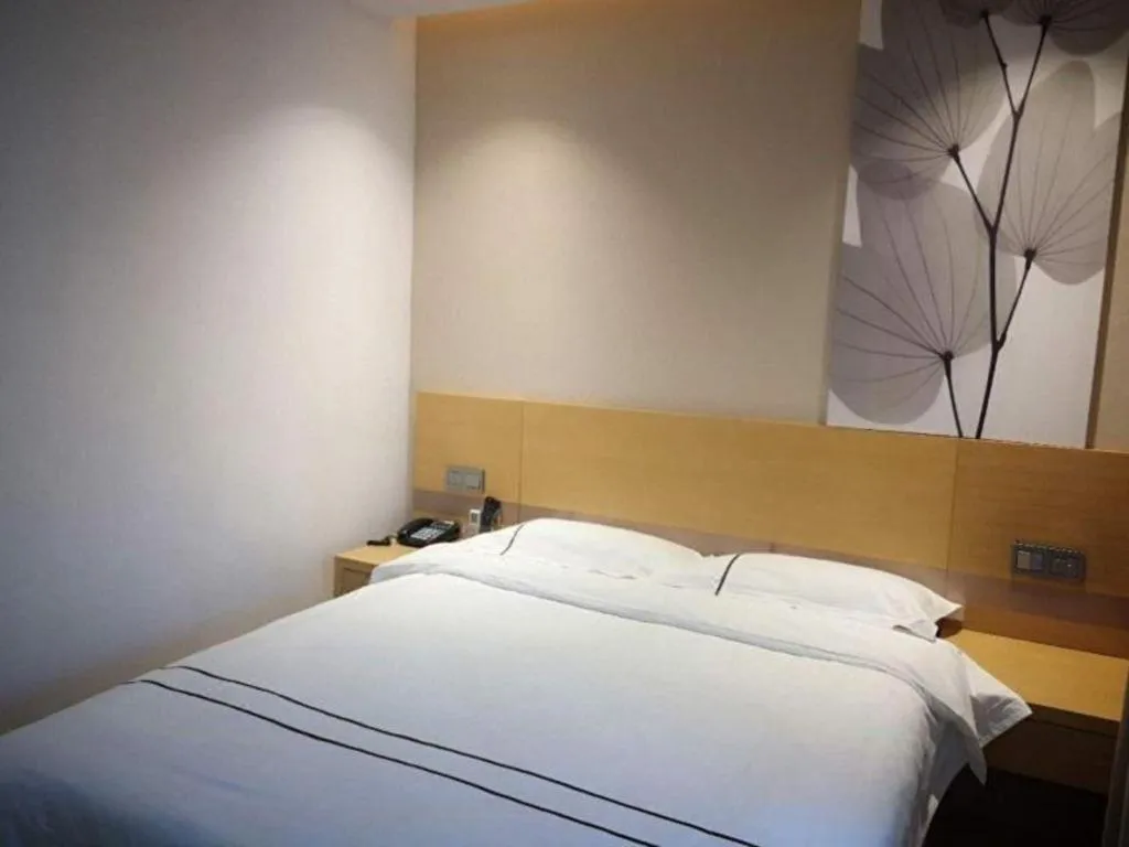 Bed in GreenTree Inn Express Shanghai Baoshan District Youyi Road Metro Station