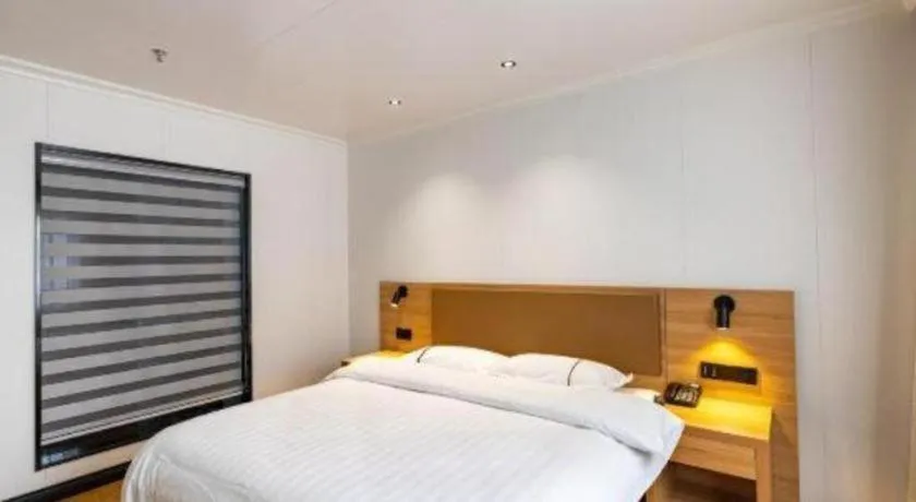 Bed in GreenTree Inn Express Shanghai Baoshan District Youyi Road Metro Station