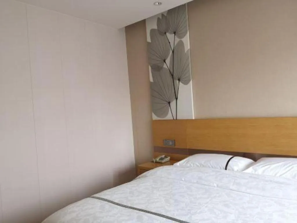 Bed in GreenTree Inn Express Shanghai Baoshan District Youyi Road Metro Station